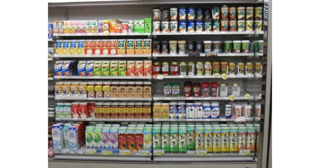 ファミリマートに陳列された牛乳