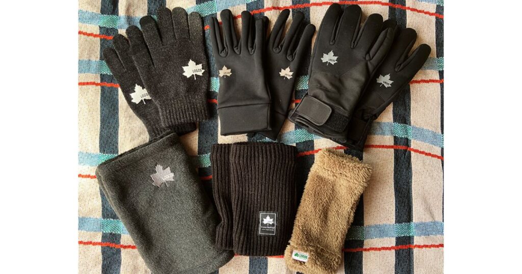 LOGOSの防寒グローブが並んでいる