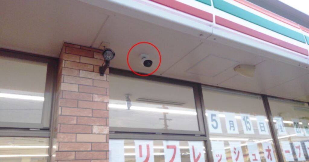セブンイレブンの外の防犯カメラ
