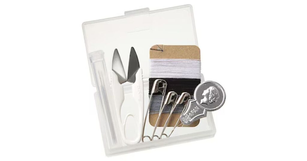 無印の「携帯用ソーイングセット」