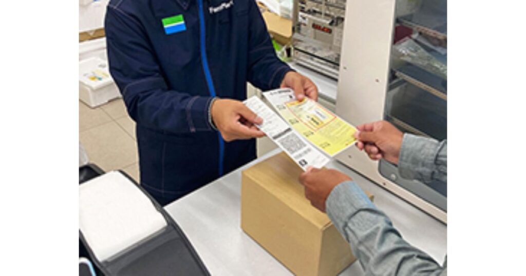 ファミリーマートで宅急便を出している