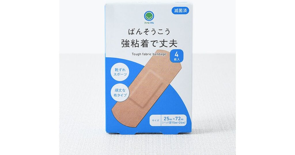ファミリーマート ファミマル「ばんそうこう 強粘着で丈夫 4枚入」のパッケージ