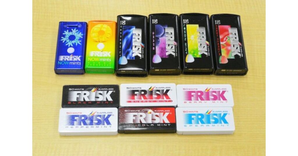 机の上に並べられた複数種類の「フリスク（FRISK）」や「フリスク ナウミンツ」のパッケージ