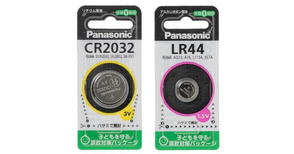 ハサミで開封する「誤飲対策パッケージ」を採用した、パナソニック製のボタン電池「CR2032」と「LR44」
