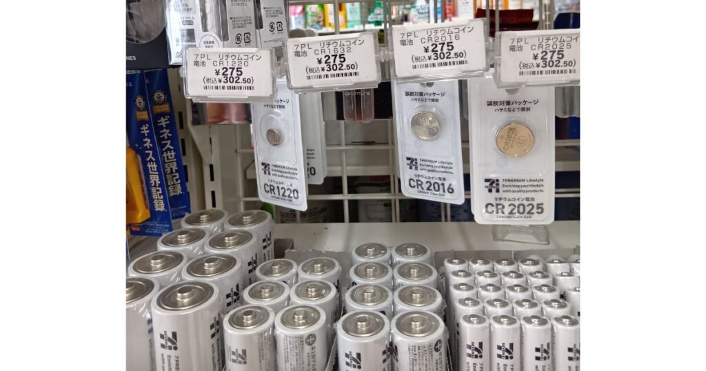 セブンイレブンの売り場に陳列されている、セブンプレミアムのリチウムコイン電池（CR1220、CR1632、CR2016、CR2025）