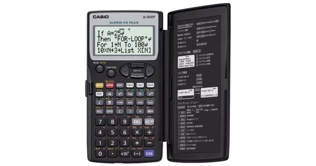 カシオのプログラム関数電卓「fx-5800P」。複数の行にプログラムコードが表示された液晶画面を持つ、黒いボディの電卓。