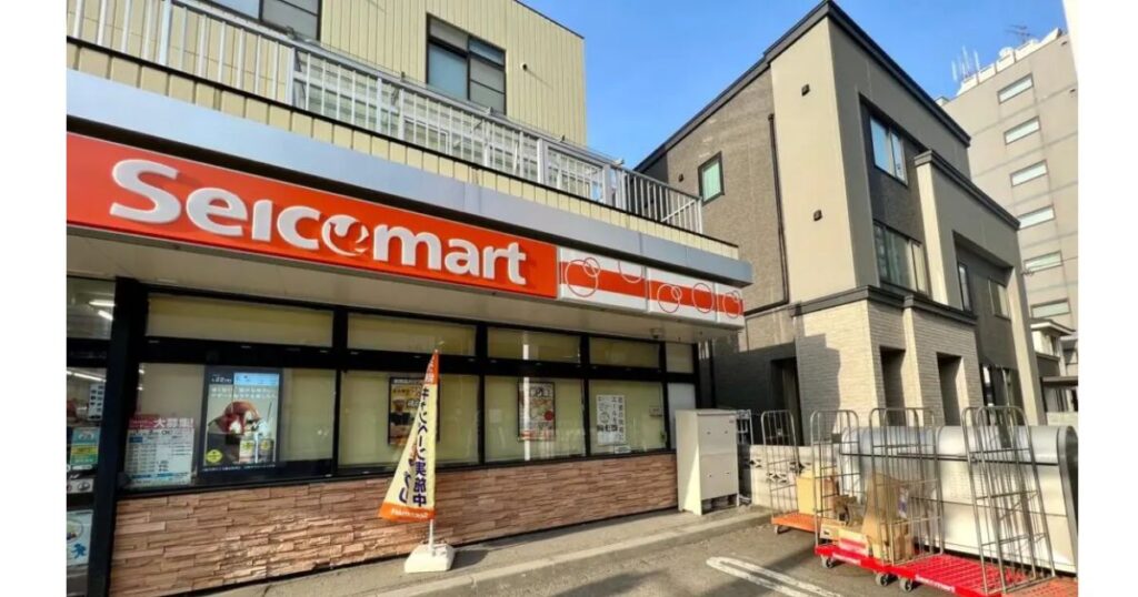 セイコーマートの店舗外観と、店先の脇に設置されている古紙回収用の台車(カゴ車)