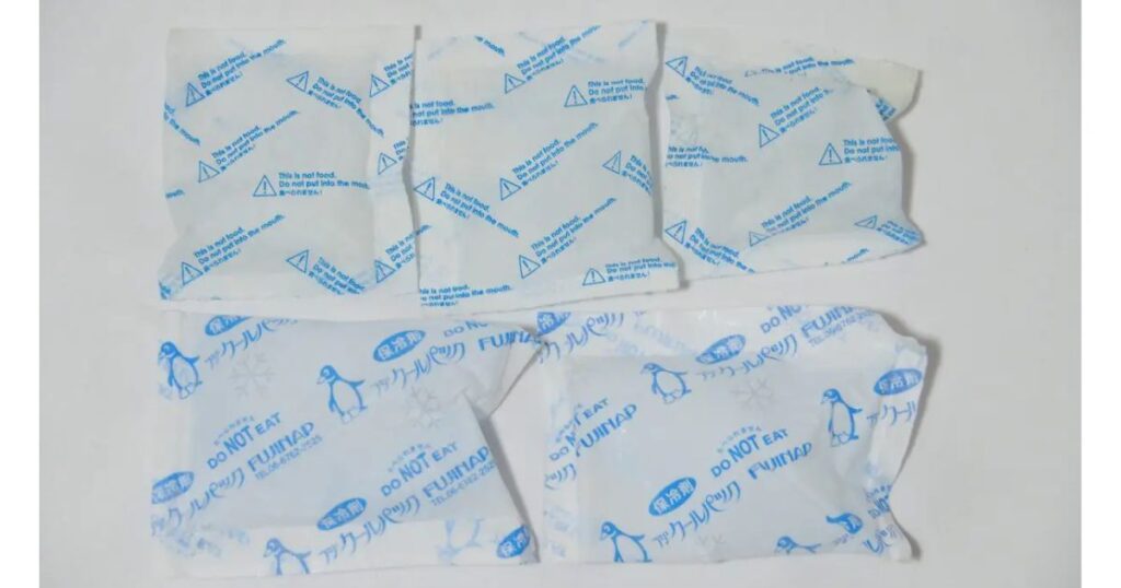 白やペンギン柄のパッケージに入った一般的な小さいサイズの保冷剤