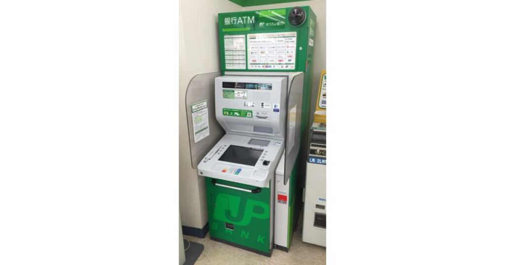 コンビニ店内に設置されている緑色のゆうちょ銀行ATM