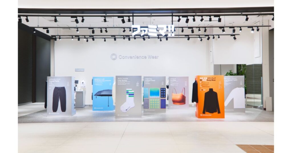 スウェットパンツ、ラインソックス、今治タオルなどが展示されている、ファミリーマートの「Convenience Wear（コンビニエンスウェア）」の店舗ディスプレイ