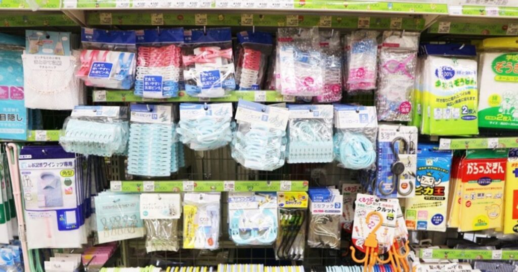 コンビニの日用品・生活雑貨売り場の陳列棚