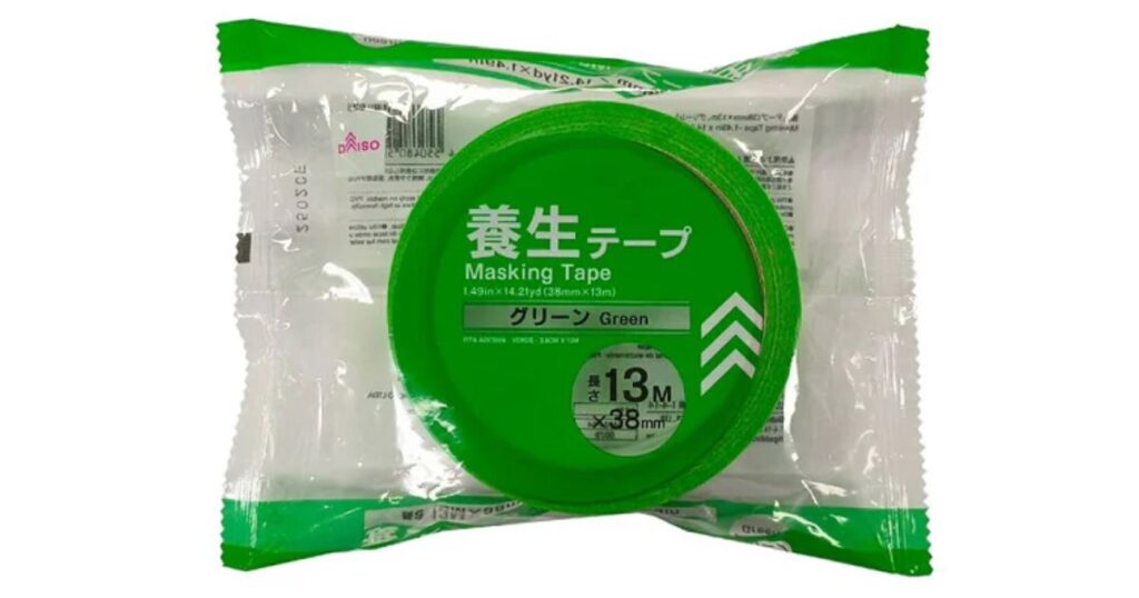 透明な袋に包装されたダイソーの緑色の養生テープ(幅38mm×長さ13m)のパッケージ写真