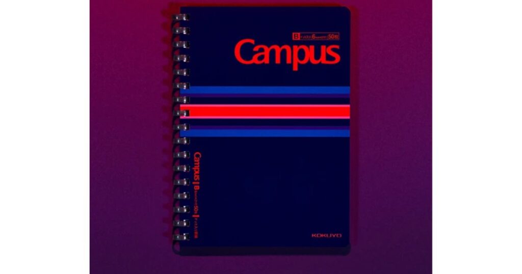 濃紺色の表紙に赤い「Campus」のロゴと3本の太いストライプが入った、KOKUYOのダブルリングノート。