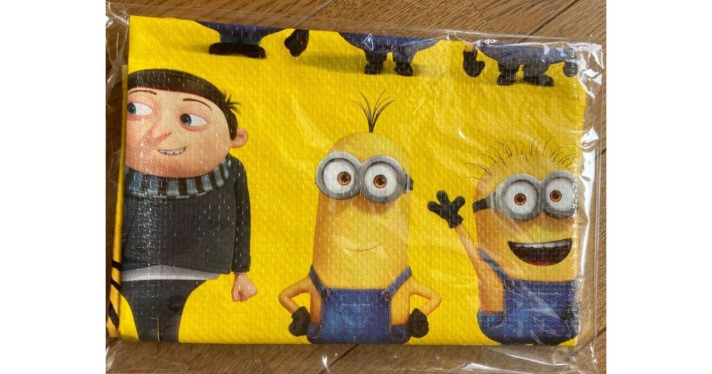 包装された状態の、ミニオンズ柄の黄色いレジャーシート