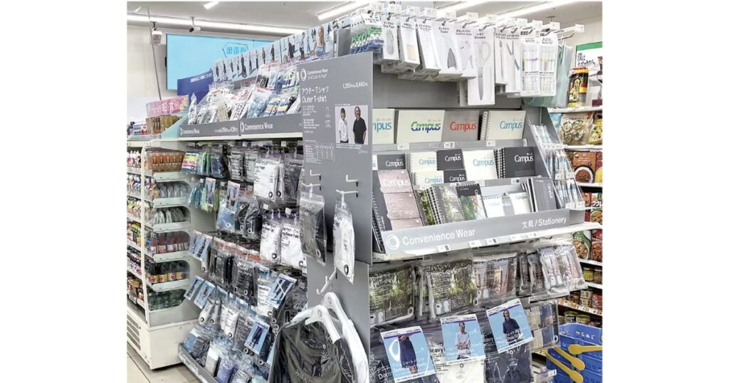 コンビニ(ファミリーマート)の「Convenience Wear」ブランドの衣料品陳列棚。Tシャツや看板が並ぶ。