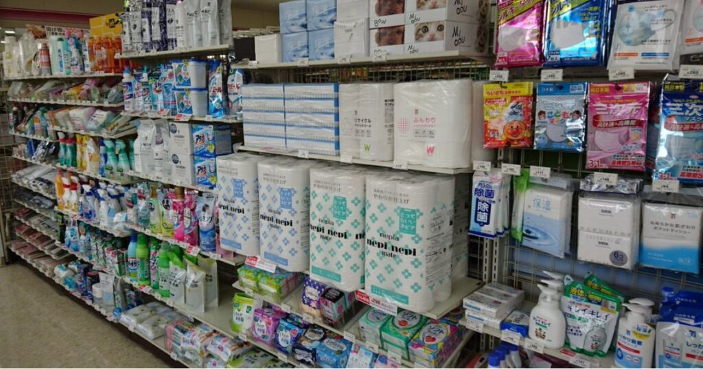 コンビニエンスストアの日用品売り場に並ぶ、トイレットペーパーや洗剤、マスクなどの陳列棚