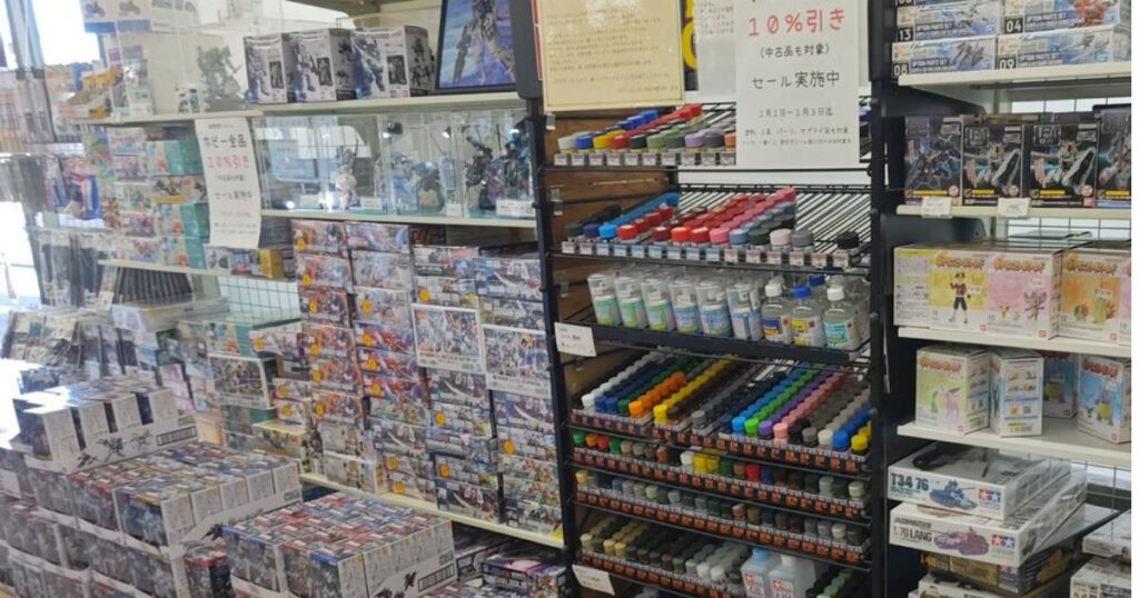 プラモデルや塗料が陳列されている店舗のホビー・玩具コーナー
