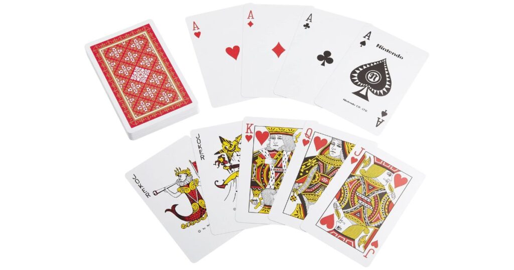 広げられた任天堂製のプラスチックトランプと絵札