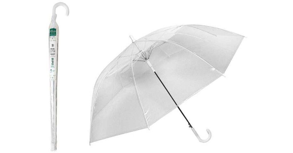 「白い持ち手のシンプルな透明ビニール傘。左はパッケージに入った状態、右は開いた状態。」
