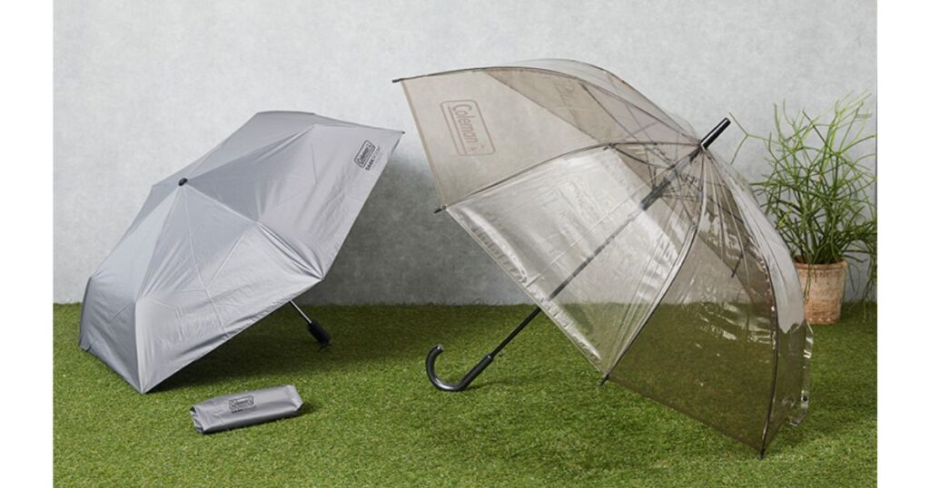 「Coleman(コールマン)の傘。左はシルバーの折りたたみ傘、右はブラウンの透明ビニール傘。」
