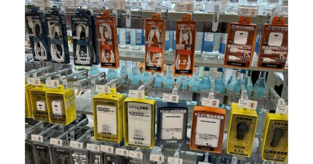 コンビニの店頭に陳列されている様々な種類のスマートフォン用充電器やUSBケーブル