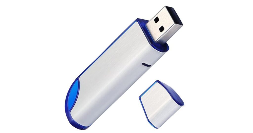青とシルバーのデザインのUSBフラッシュメモリ(キャップを外した状態)