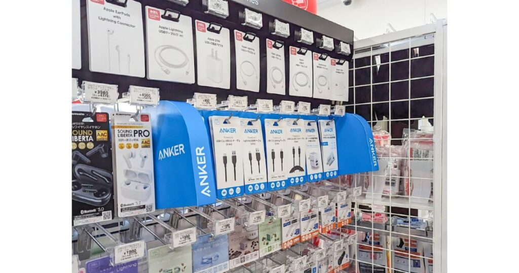 コンビニの充電ケーブルやイヤホンなどが陳列された雑貨コーナーの棚