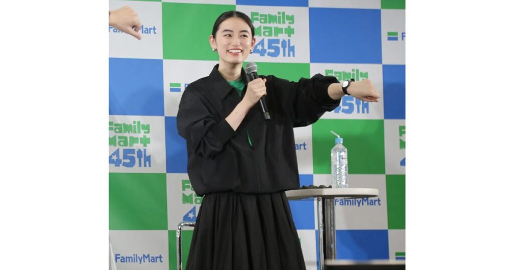 ファミリーマートの「コンビニエンスウェア」の腕時計を着用して笑顔を見せる女性