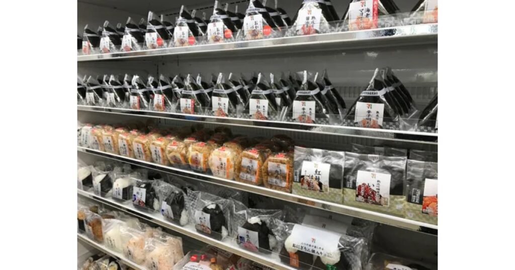 セブン-イレブンの冷蔵棚にぎっしりと豊富に陳列されたおにぎりコーナー