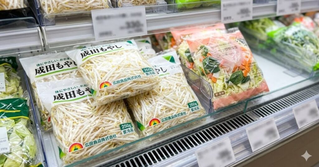 コンビニやスーパーの冷蔵棚に陳列されている、袋入りのもやしとカット野菜