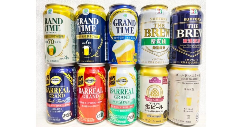 白い背景に2段に並べられた10本の様々な缶ビール、発泡酒、第3のビール。上段には「GRAND TIME」や「SUNTORY THE BREW」、下段には「SAPPORO BARREAL」や「TOPVALU」ブランドの缶が並んでいる。