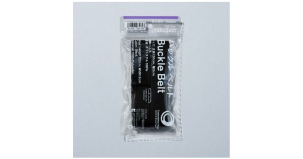 黒色の素材を使用したファミリーマートのコンビニエンスウェア「バックルベルト」のパッケージ写真