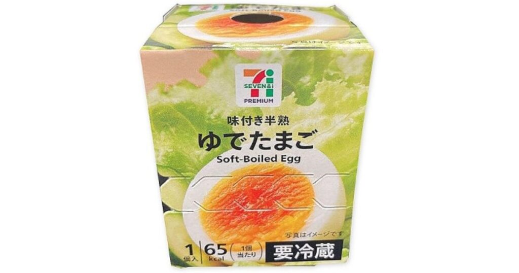 セブンプレミアム「味付き半熟ゆでたまご」のパッケージ。1個入りで要冷蔵、パッケージ正面には美味しそうな半熟ゆで卵の断面写真がプリントされています