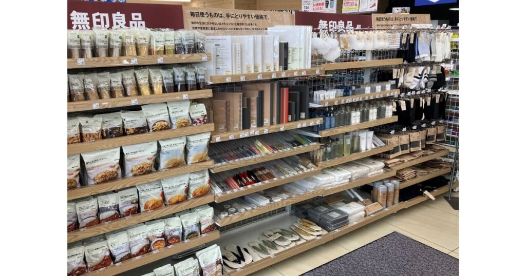 ローソン店内に設置されている「無印良品」の文房具や日用品が並ぶ陳列棚