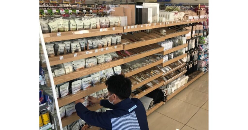 ローソンの店内で日用品や無印良品の商品を陳列・品出ししている様子
