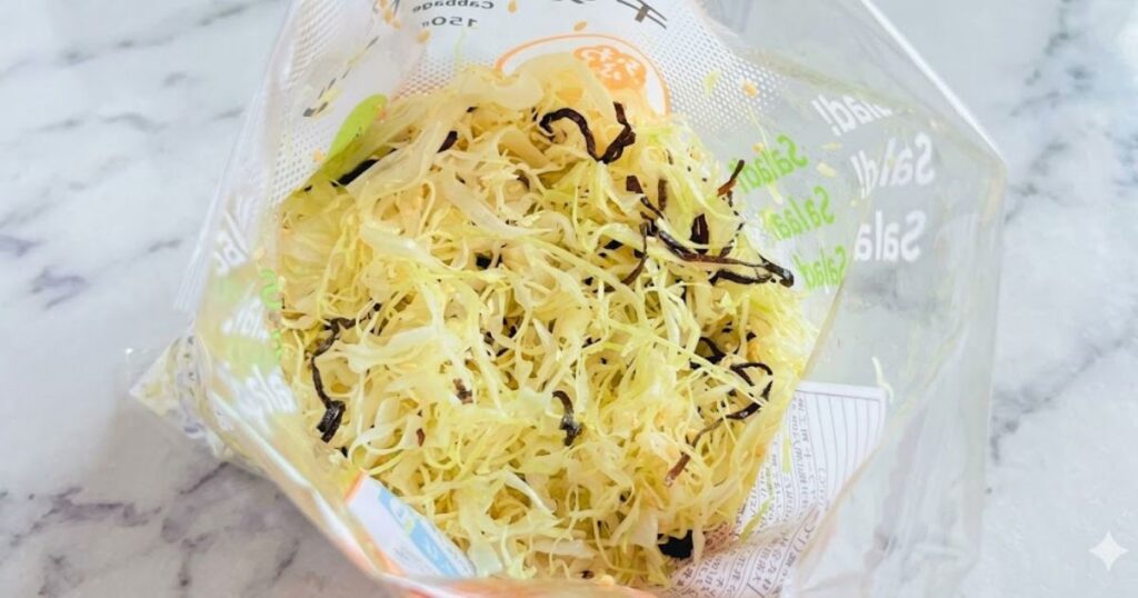 袋入りの千切りキャベツに塩こんぶを直接入れて混ぜ合わせた、洗い物不要の簡単アレンジレシピ