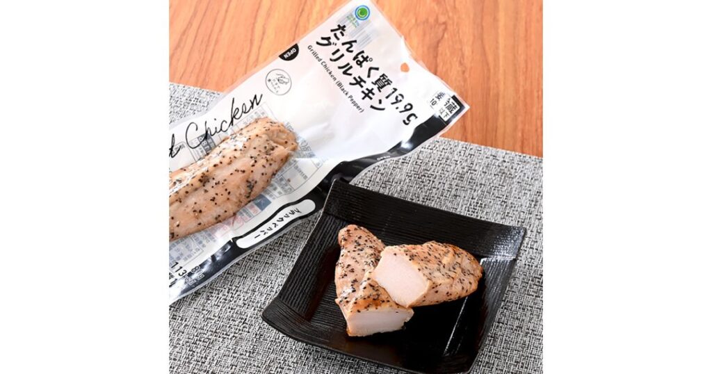 ファミリーマート「グリルチキン ブラックペッパー」のパッケージと、お皿に盛り付けられたチキンの画像