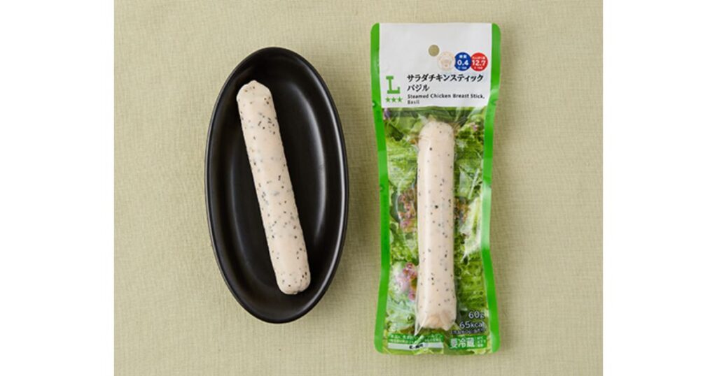 ローソン「サラダチキンスティック バジル」のパッケージと、黒いお皿に乗せられたスティック型チキンの画像