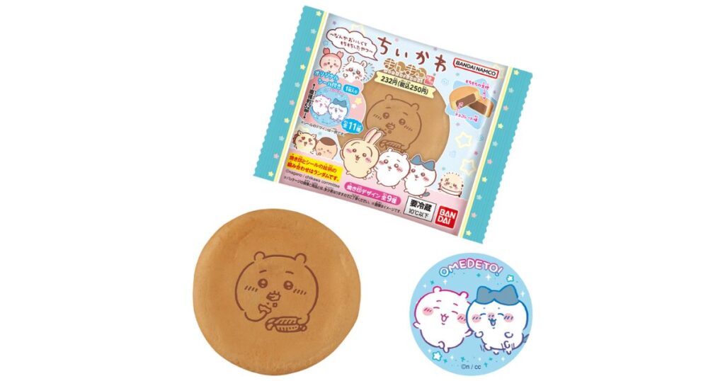 バンダイ「ちいかわ まんまる焼き」のパッケージと、キャラクターの焼き印が入ったお菓子本体、およびおまけシールの画像
