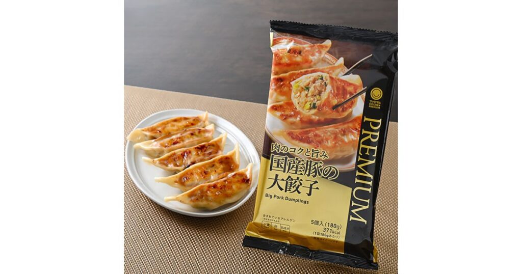 ファミリーマート ファミマル「国産豚の大餃子」のパッケージとお皿に盛られた焼き餃子