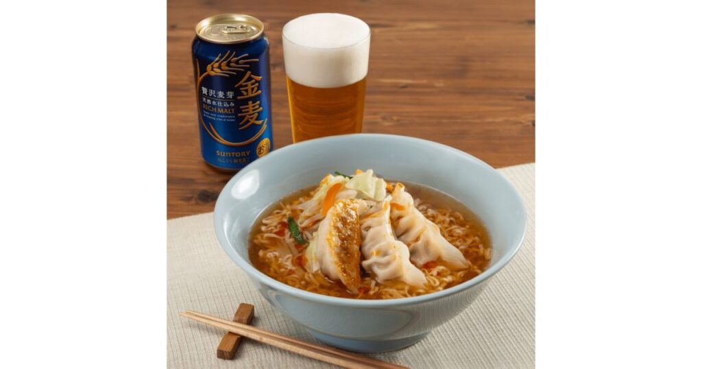インスタントラーメンにコンビニ餃子と野菜をトッピングした旨味たっぷりアレンジ術