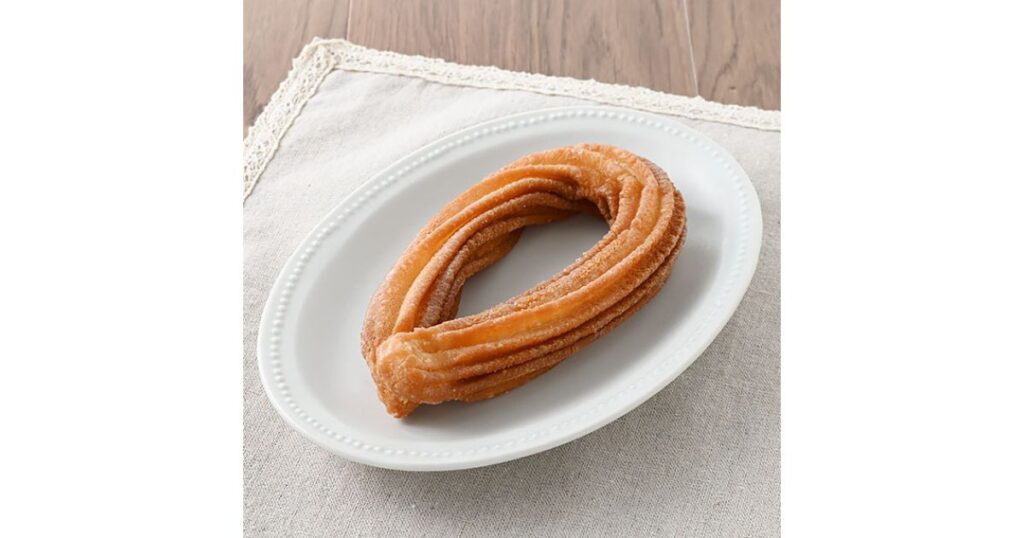 白いお皿に乗せられたファミリーマートの「牛乳仕込みのミルクチュロッキー」