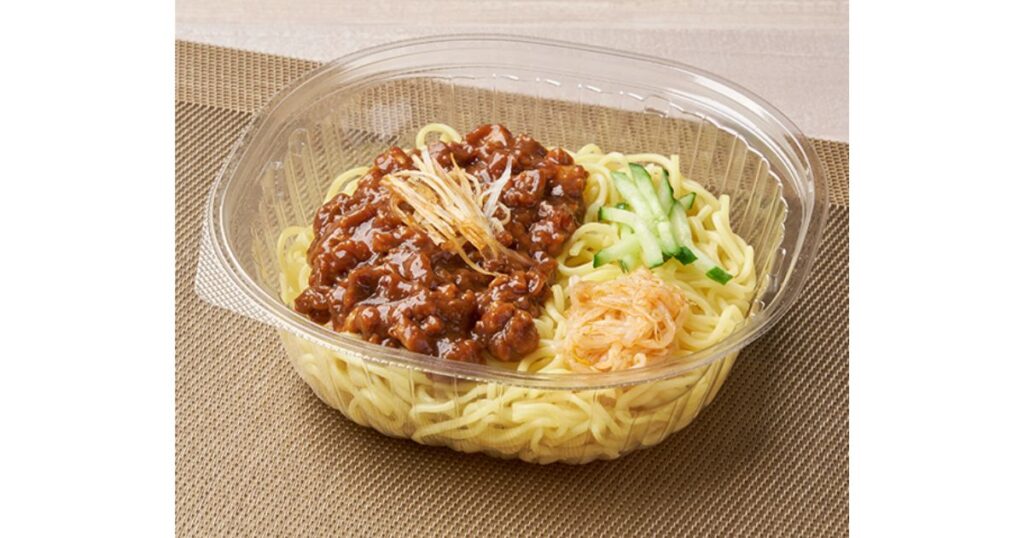 たっぷりの肉味噌に、刻みきゅうりとピリ辛のもやしがトッピングされた、食欲をそそるコンビニの冷やし麺のアップ写真。