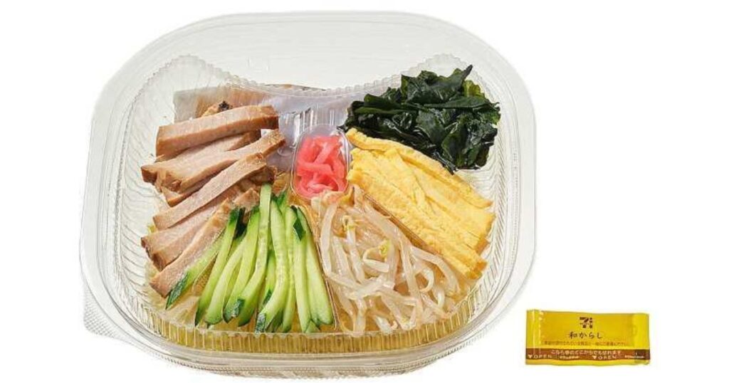 セブン‐イレブンの冷やし中華の具材（チャーシュー、きゅうり、もやし、錦糸卵、わかめ、紅生姜）と和からしのパッケージ