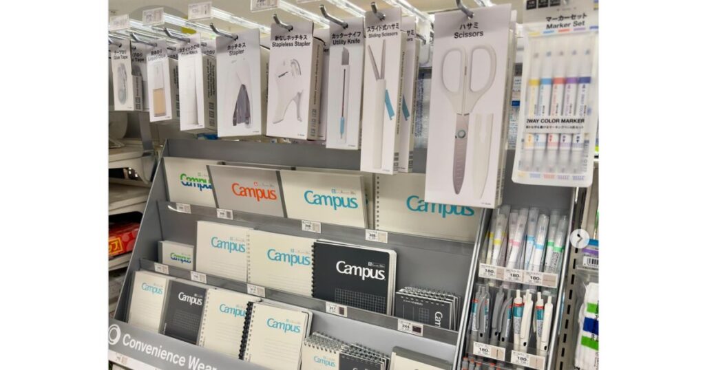 ファミリーマートなどのコンビニエンスストアの文房具売り場・陳列棚の様子
