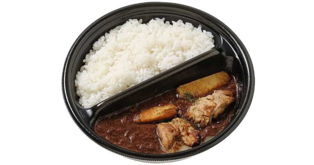 こんがり焼かれた大きめのチキンがゴロゴロ入ったチキンカレーの弁当"