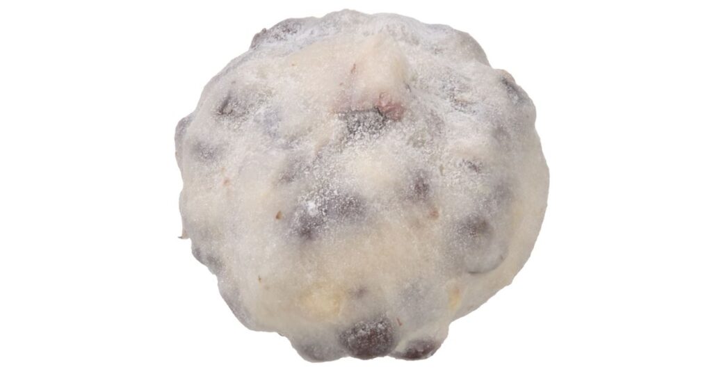 表面に白い粉がまぶされ、生地にたっぷりの豆が練り込まれた定番の豆大福