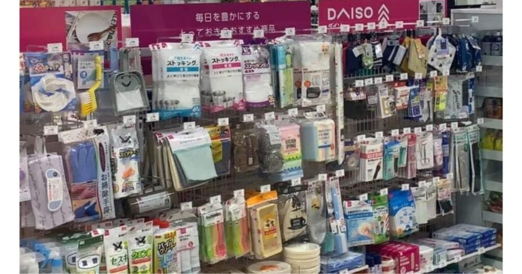 セブンイレブン店内に設置されたダイソーコーナーの陳列棚と日用品
