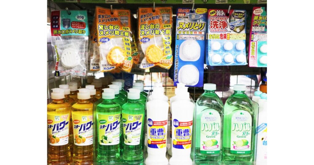 コンビニの店舗の棚に陳列されている食器用洗剤や排水口のヌメリ取りなどの日用消耗品