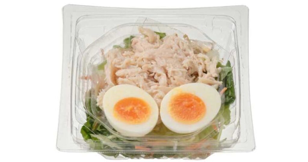 たんぱく質がしっかり摂れる鶏むね肉とゆで卵のサラダ